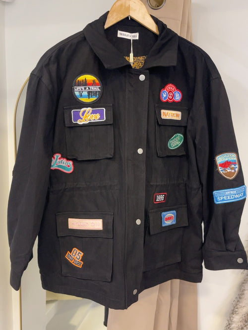 Μαύρο utility jacket με πολύχρωμα patches
